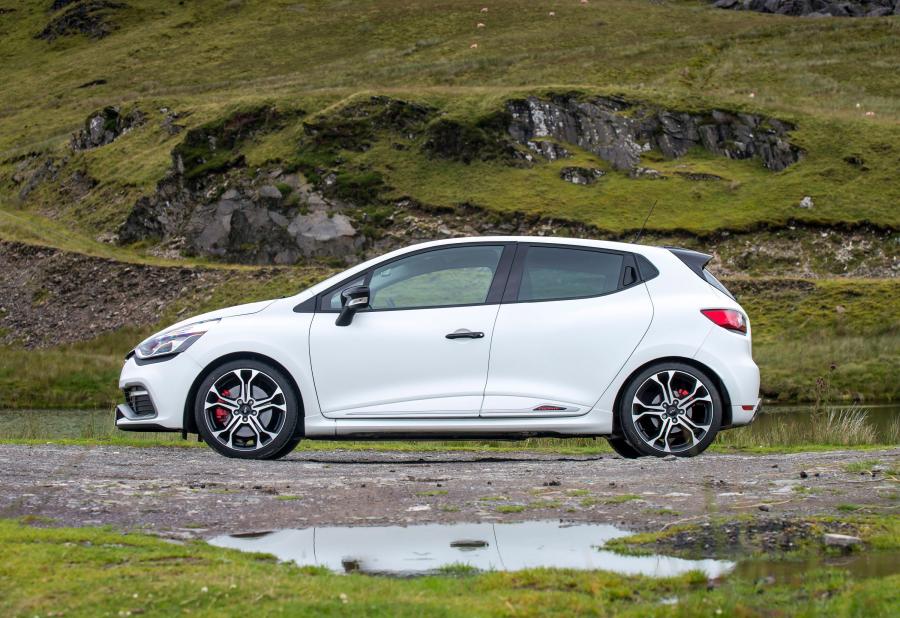  Renault Clio R.S. 220 Trophy 2015 года  (фото 21 из 48)